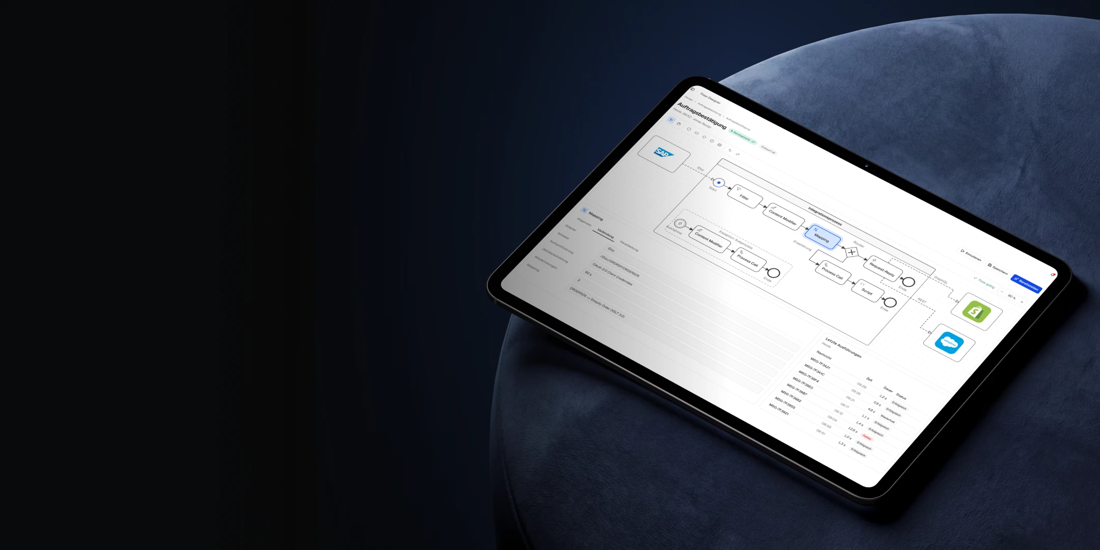 Tablet mit geöffneter Workflow-Ansicht einer Business-Software auf einem dunklen Sessel