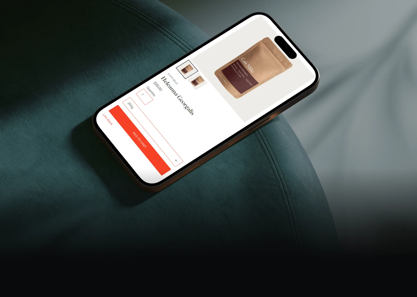 Smartphone mit geöffneter Produktseite eines mobilen E-Commerce-Shops für Kaffee