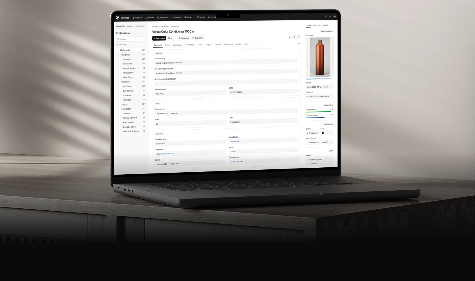 Laptop mit geöffneter PIM-Oberfläche zur Pflege von Produktdaten, inklusive Produktbild und technischen Angaben.