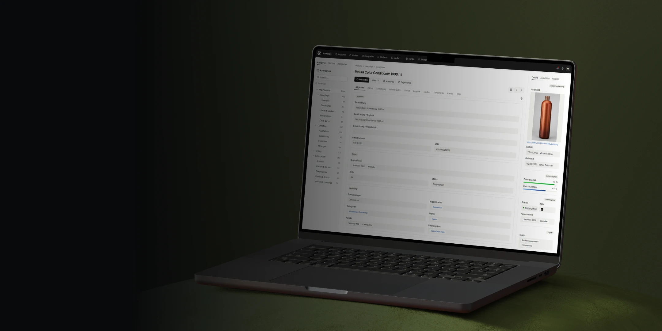 Laptop mit geöffneter Produktdaten-Ansicht in einer Business-Software auf dunklem Hintergrund